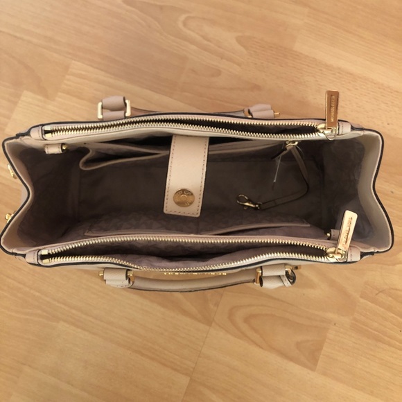 Michael Kors Blush Bag / Purse w/ Removable Strap - Picture 12 of 15